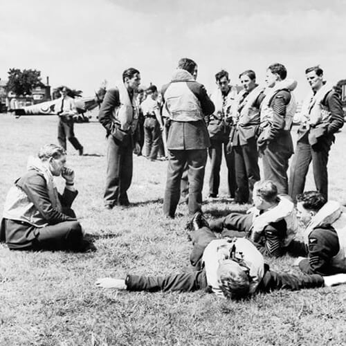 610 Sqn pilots relaxing between sorties, RAF Hawkinge, 29 July 1940.