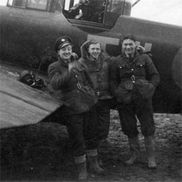 Sgt Leslie H. Allen (centre) with his Boulton Paul Defiant of No.141 Squadron taken late in the Battle of Britain.